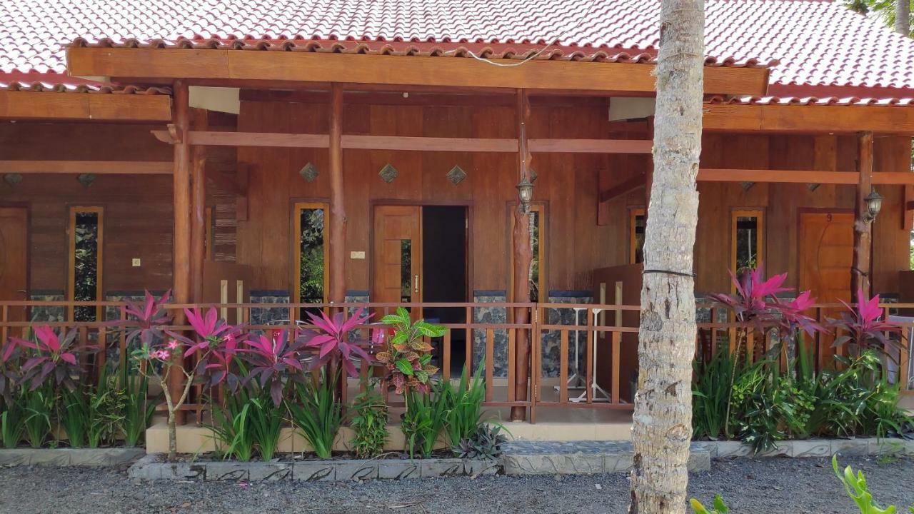 Red Island Bungalows Pasanggaran Екстер'єр фото